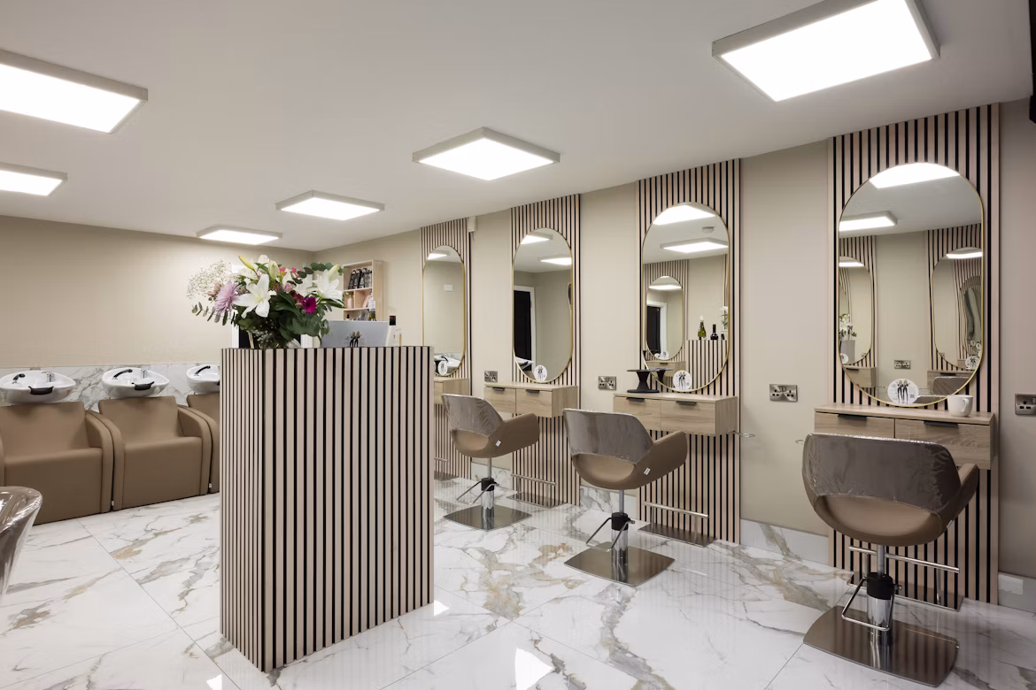 Salón de belleza atendiendo clientes